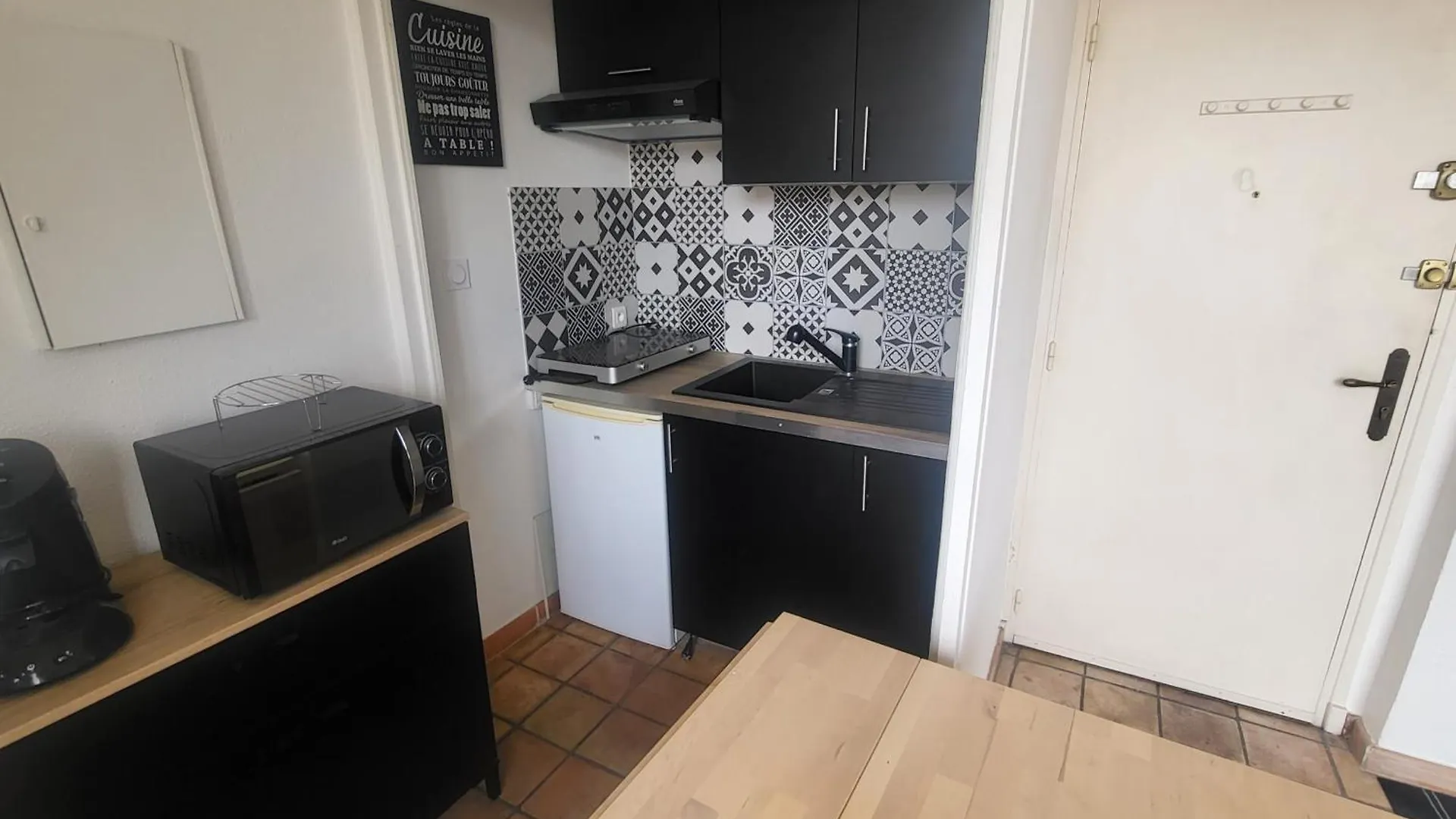 Beautiful Studio Overlooking The Palais Des Papes Avignone Appartamento